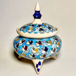 شکلات خوری سه پایه سفالی نقاشی زیرلعابی ماهی آبی آسمانی 