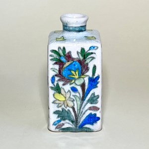 چای‌دان/گلدان مکعب کوچک سفالی نقاشی زیرلعابی گل و بوته سنتی 