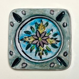 زیرسیگاری قدیمی سفالی نقاشی گل زیرلعابی زمینه فیروزه 