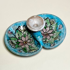 اردوخوری قدیمی دوتایی نقاشی گل و بوته زیرلعابی زمینه فیروزه 