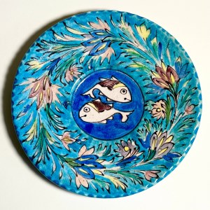 بشقاب/دیوارکوب قدیمی نقاشی حوض ماهی و گل و بوته