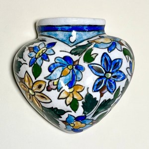 گلدان دیواری قلب مشبک نقاشی گل و بوته زیرلعابی 
